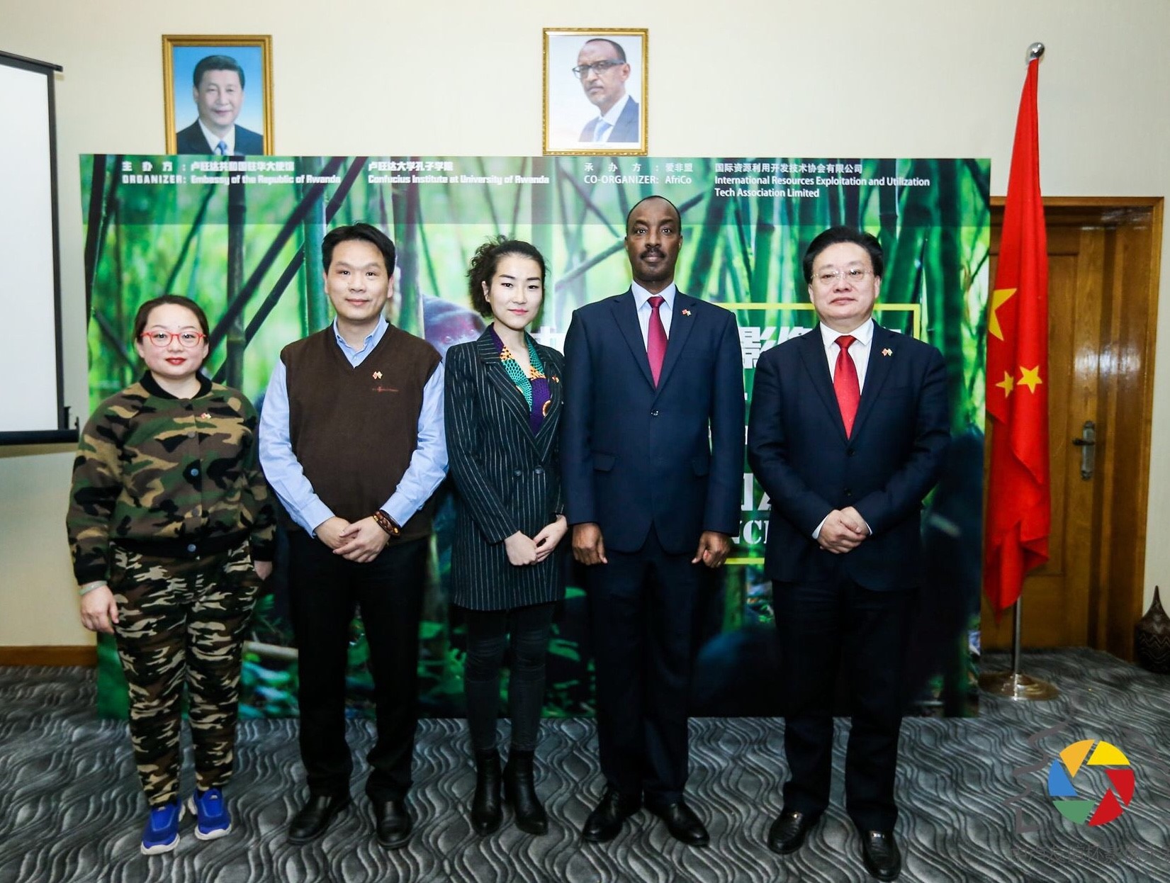 盧旺達(dá)共和國(guó)駐中國(guó)大使查爾斯•卡勇加閣下（右二）與重要來賓合影