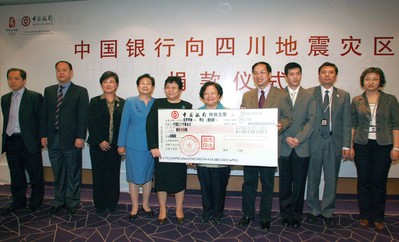 2008年5月14日上午，張燕玲副行長將一張面額1,000萬的現金支票交到了中國紅十字會總會彭珮云會長手中，代表中國銀行向汶川地震受災地區(qū)人民捐款。
