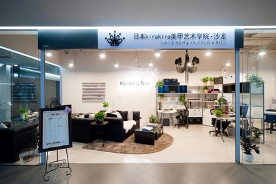在首屆奢侈品展會現(xiàn)場，參觀者可一睹日本 KiraKira 美甲高級講師 Rachel Lai 的風(fēng)采，并可就相關(guān)時尚問題進行咨詢。