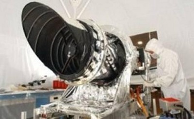 一名波爾航天的員工正在準備 HiRISE 相機，以便裝到 NASA 火星勘測軌道飛行器上