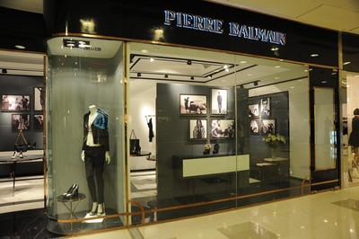 巴爾曼(Pierre Balmain)品牌首家落戶國內(nèi)的鞋履及手袋店剛于9月下旬開業(yè)，裝潢別具法式韻味。