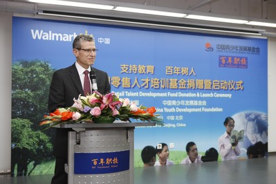 沃爾瑪全球公司事務(wù)執(zhí)行副總裁戴思理先生（Leslie Dach）在捐贈儀式上對受助學生表示祝福