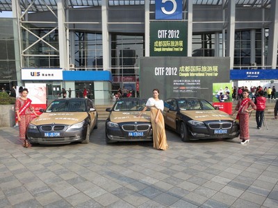 華僑銀行寶馬專(zhuān)車(chē)等候在入口處，隨時(shí)搭載尊貴顧客前往華僑銀行參觀體驗(yàn)高端金融服務(wù)