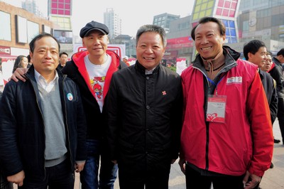 （從左至右）上海市血液中心主任朱永明、觸動(dòng)傳媒創(chuàng)始人兼執(zhí)行主席馮暉中、上海市副市長沈曉明、“獻(xiàn)血達(dá)人”陳澤人