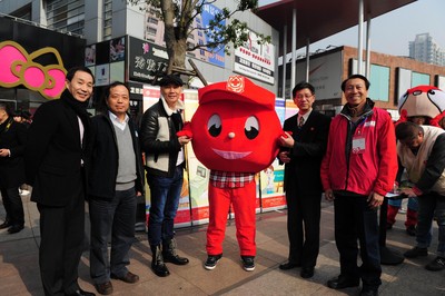 （從左至右）上海市血液中心副主任沈行峰、上海市血液中心主任朱永明、觸動(dòng)傳媒創(chuàng)始人兼執(zhí)行主席馮暉中、上海市紅十字會(huì)常務(wù)副會(huì)長馬強(qiáng)、“獻(xiàn)血達(dá)人”陳澤人