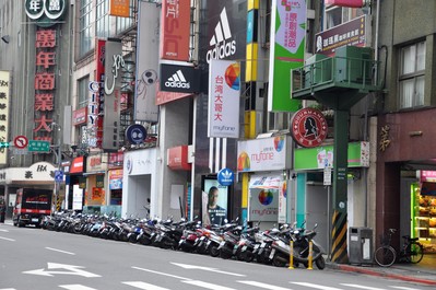 無(wú)論機(jī)車(chē)、轎車(chē)、自行車(chē)，無(wú)論多么狹窄的街道，都停得整齊劃一。