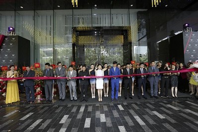 從左到右：Brian Segrave, 廣州W酒店總經(jīng)理；劉偉立，喜達(dá)屋酒店與度假村集團(tuán)亞太區(qū)資深副總裁，設(shè)計(jì)與工程籌劃；Paul James羅健，W 全球酒店、瑞吉酒店與度假村及豪華精選全球品牌領(lǐng)導(dǎo)人；錢進(jìn)，喜達(dá)屋酒店與度假村集團(tuán) 大中華區(qū)總裁；Stephen Ho何國(guó)祥，喜達(dá)屋酒店與度假村國(guó)際集團(tuán)亞太區(qū)總裁；影星高圓圓和吳彥祖；孔健濤，合景泰富房公司執(zhí)行董事兼行政總裁；孔健楠，合景泰富房公司執(zhí)行董事兼執(zhí)行副總裁；徐錦添，合景泰富公司執(zhí)行董事、首席財(cái)務(wù)官兼公司秘書；李建明，合景泰富公司執(zhí)行董事、集團(tuán)運(yùn)營(yíng)管理部副總裁兼華南片區(qū)總經(jīng)理；黃薇陵，合景泰富酒店投資發(fā)展部總監(jiān)及園林設(shè)計(jì)部總監(jiān)。