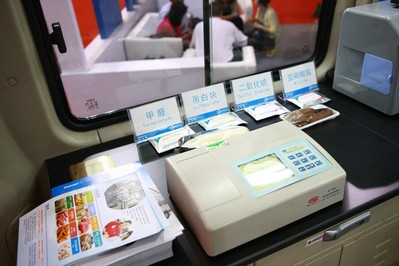 目前在廣東運(yùn)行的沃爾瑪食品安全檢測(cè)車涵蓋11項(xiàng)檢測(cè)指標(biāo)，每天至少抽檢150個(gè)樣品