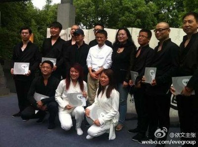 馬云、李連杰、夏華共同推廣太極禪，在淘寶大學(xué)悟道之旅中，為十佳淘寶大賣(mài)家頒發(fā)了太極禪云手一段證書(shū)，并與全球十佳網(wǎng)商以及淘女郎一起體禪悟道