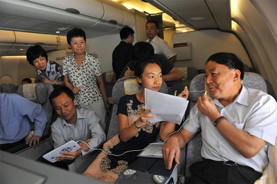 中國(guó)民航局局長(zhǎng)李家祥通過機(jī)上互聯(lián)網(wǎng)接收中央人民廣播電臺(tái)現(xiàn)場(chǎng)直播采訪，向廣大聽眾問好。