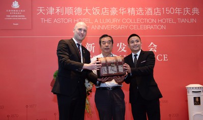 天津利順德大飯店豪華精選酒店總經(jīng)理麥勝南先生、業(yè)主代表王新建，與上海衡山路十二號(hào)豪華精選酒店代表攜手啟動(dòng)“流動(dòng)博物館”中國巡展