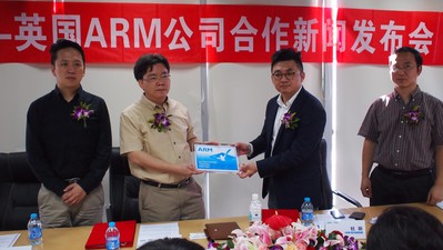 英國ARM公司亞太區(qū)項目經理杜昕先生為達內CEO韓少云先生頒發(fā)培訓合作伙伴授權牌