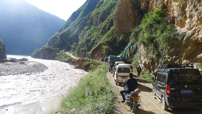 在甘肅面試?yán)铄\記希望廚師途中，遭遇地震造成的道路塌方