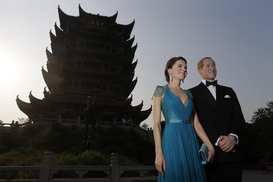 七夕當天，英國皇室夫婦出現(xiàn)在武漢地標性景點黃鶴樓，原來是武漢杜莎夫人蠟像館為市民準備的情人節(jié)驚喜。