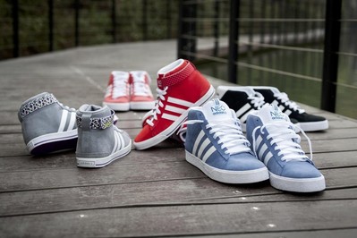 adidas Neo label 秋冬品牌大片中經(jīng)典絨面革為設(shè)計(jì)主軸的藍(lán),紅BB NEO高幫鞋，呈現(xiàn)亮眼的運(yùn)動休閑風(fēng)格
