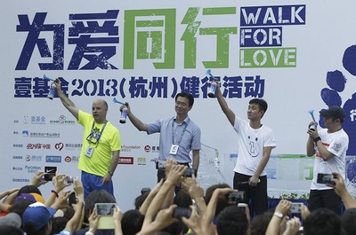 可口可樂大中華及韓國(guó)區(qū)董事長(zhǎng)魯大衛(wèi)（左一）、壹基金創(chuàng)始人李連杰（右一）、明星志愿者文章及相關(guān)領(lǐng)導(dǎo)為“為愛同行”隊(duì)伍鳴響出發(fā)槍聲