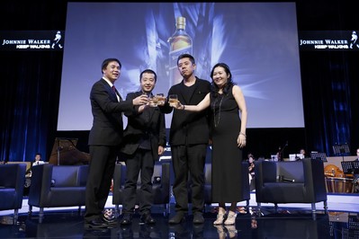 七匹狼創(chuàng)始人周少雄、賈樟柯導演、建筑設計師馬巖松、尊尼獲加品牌總監(jiān)符秀婷女士共同合影
