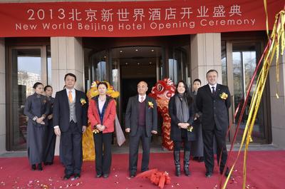 (由左至右)　 新世界中國(guó)地產(chǎn)北京總經(jīng)理陳子榮先生、新世界崇文公司法人代表陳艷女士、新世界發(fā)展主席鄭家純博士、瑰麗酒店集團(tuán)首席行政總裁鄭志雯小姐及酒店總經(jīng)理魏得可先生于北京新世界酒店開業(yè)典禮。