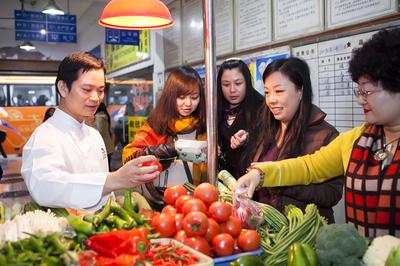 媒體嘉賓與廣州海航威斯汀中餐行政總廚吳天榮一同前往集市，親自挑選“活力食品”食材